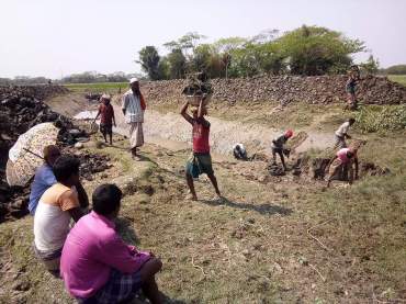 Fig2 Community people excavating the Hafamari canal, photo Milon Kumar Paul, 12th March, 2018